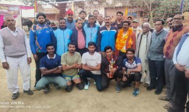 अंसार क्लब मंडौर ने जीती वॉलीबाल प्रतियोगिता की ट्रॉफी