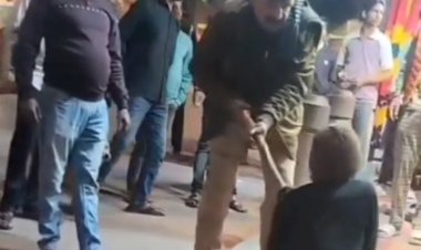 विंध्याचल मंदिर परिसर में पुलिसकर्मी द्वारा दिव्यांग को लाठी से मारने का वीडियो वायरल, जांच शुरू