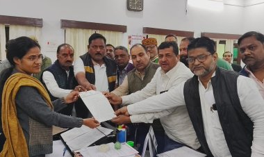 महाशिवरात्रि व रमजान को लेकर कांग्रेस पार्षदों ने अपर नगर आयुक्त को सौंपा ज्ञापन