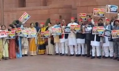 विपक्षी सांसदों ने किया ससंद भवन परिसर में विरोध प्रदर्शन