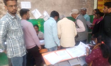 वाराणसी में नोटिस मिलने पर मतदाताओं की बीएलओ से बहस