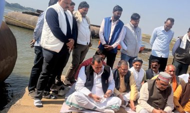 मीरजापुर के हरसिंहपुर गंगा घाट पर पीपा पुल निर्माण का शुरू, श्रद्धालुओं को मिलेगी राहत