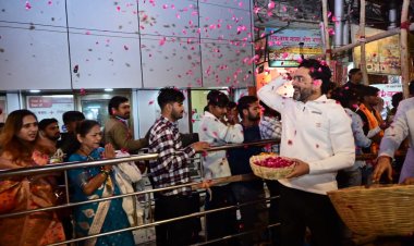 श्रीकाशी विश्वनाथ मंदिर में दर्शनार्थ पहुंचे लाखों श्रद्धालु, मुख्य कार्यकारी अधिकारी ने किया स्वागत