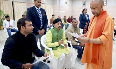 जनपद स्तर पर समस्याओं का निस्तारण सुनिश्चित करें अधिकारी : मुख्यमंत्री योगी