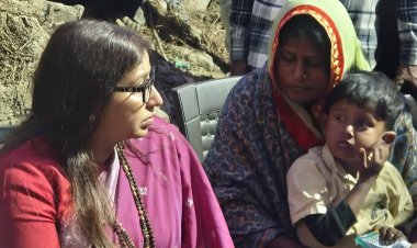 मृतक राजेश निषाद के परिवार से मिली पूर्व महापौर अभिलाषा गुप्ता