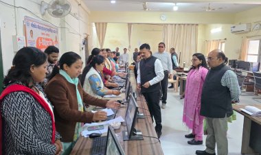 कड़ी निगरानी में बोर्ड परीक्षा शुरू, डीएम ने किया ई-डिस्ट्रिक्ट सेल का निरीक्षण