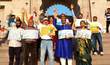 वाराणसी घुमने आए पर्यटकों से गंगा में लाइफ जैकेट पहनकर नाव में बैठने की अपील