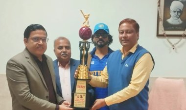 बीएचयू में अटल अजीत मेमोरियल क्रिकेट ट्रॉफी का अनावरण