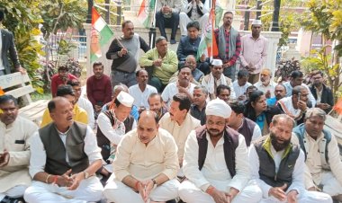 वाराणसी:विधानसभा का घेराव करने जा रहे कांग्रेस कार्यकर्ताओं पर लाठीचार्ज के विरोध में सत्याग्रह