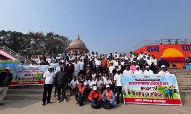 गोरखपुर नगर निगम ने चलाया वृहद सफाई महा-अभियान, महापाैर एवं अधिकारियाें ने किया श्रमदान