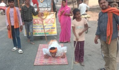 हिंदू राष्ट्र की कामना लेकर संतोष दुबे कर रहे दंडवत यात्रा