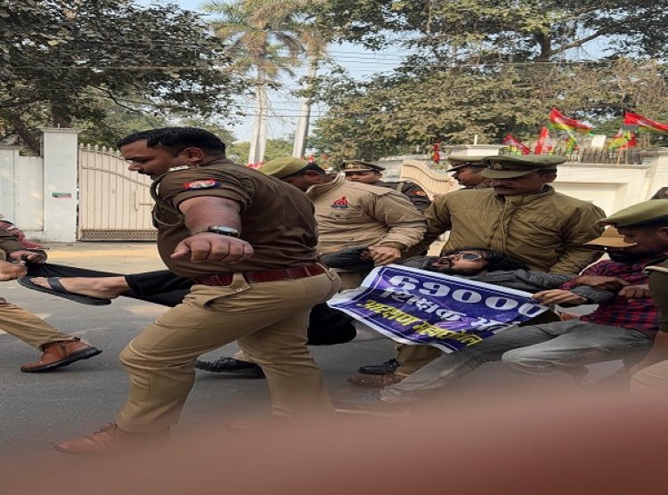 शिक्षक भर्ती मामले में आरक्षित वर्ग के अभ्यर्थियों ने उपमुख्यमंत्री मौर्य का आवास घेरा