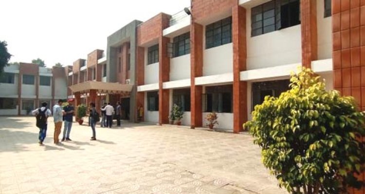 ईश्वर शरण डिग्री कॉलेज में रिफ्रेशर कोर्स का हुआ समापन, 18 राज्यों से आए शिक्षकों की रही सहभागिता