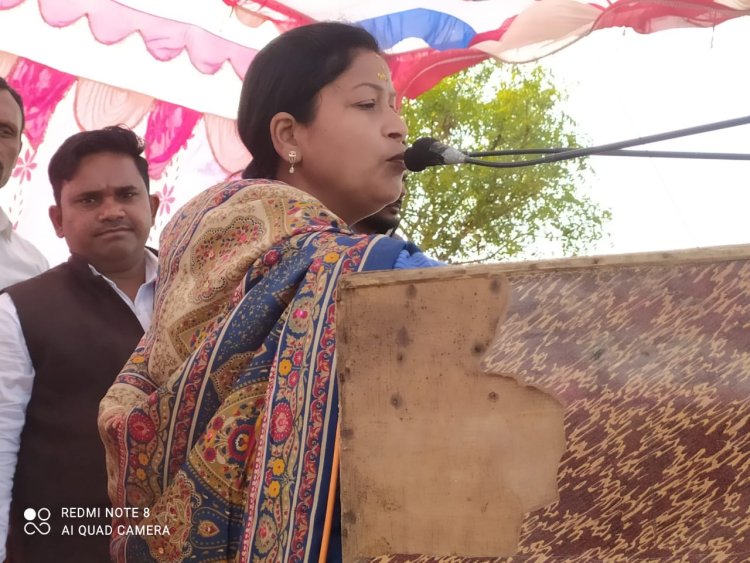 छानबे विधायक रिंकी कोल ने बिरसा मुंडा की प्रतिमा का अनावरण किया