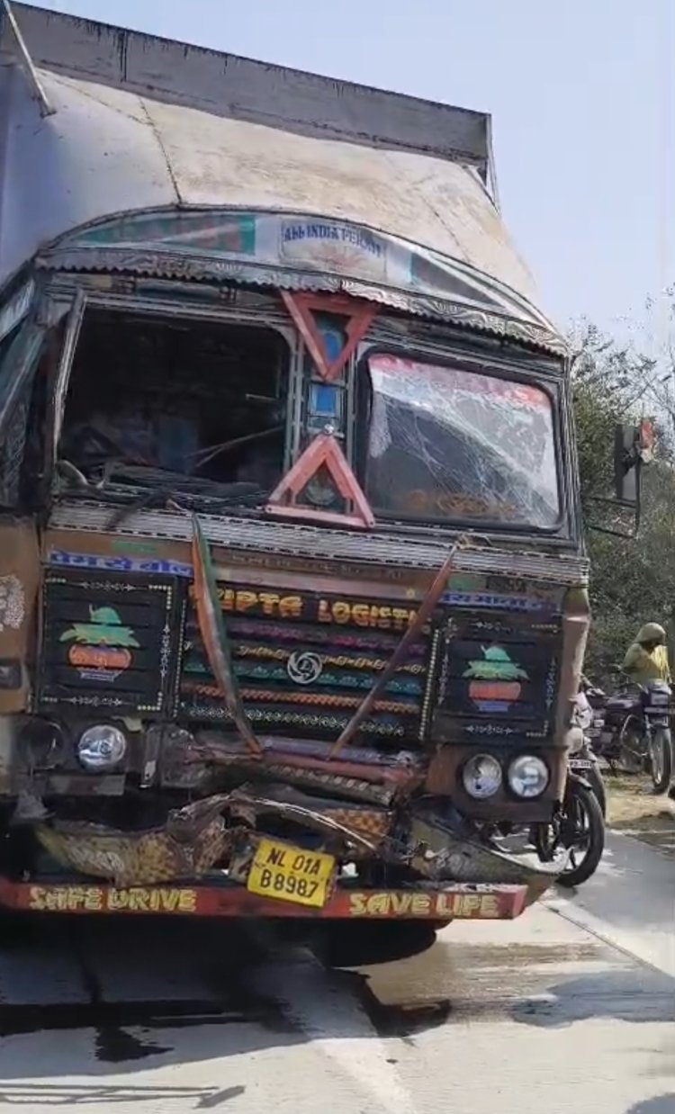 अमेठी में भीषण सड़क हादसा, दो चालकों की दर्दनाक मौत।