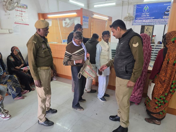 बैंकों व एटीएम मशीनाें के पास संदिग्धों पर पुलिस की सख्ती