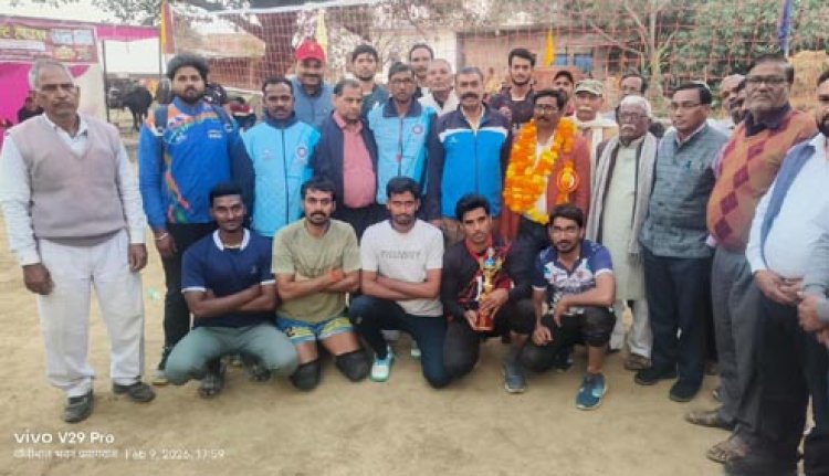अंसार क्लब मंडौर ने जीती वॉलीबाल प्रतियोगिता की ट्रॉफी