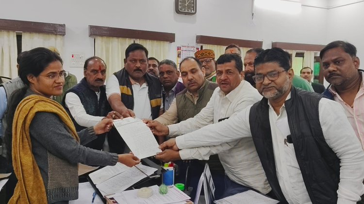 महाशिवरात्रि व रमजान को लेकर कांग्रेस पार्षदों ने अपर नगर आयुक्त को सौंपा ज्ञापन