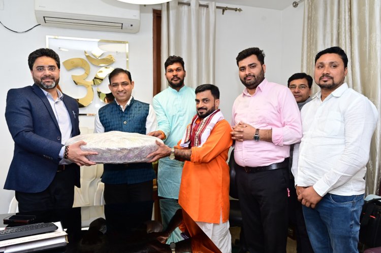 महाशिवरात्रि पर्व पर मुम्बई के सिद्धिविनायक मंदिर से बाबा विश्वनाथ के लिए आया उपहार