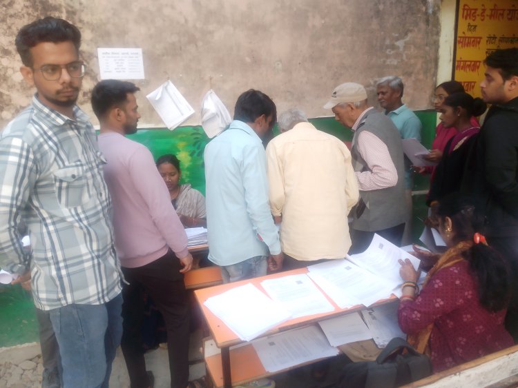 वाराणसी में नोटिस मिलने पर मतदाताओं की बीएलओ से बहस