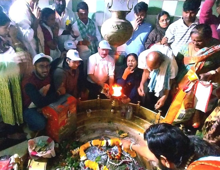 महाशिवरात्रि के पूर्व केदार घाट पर चलाया स्वच्छता अभियान, दिया शिव संदेश