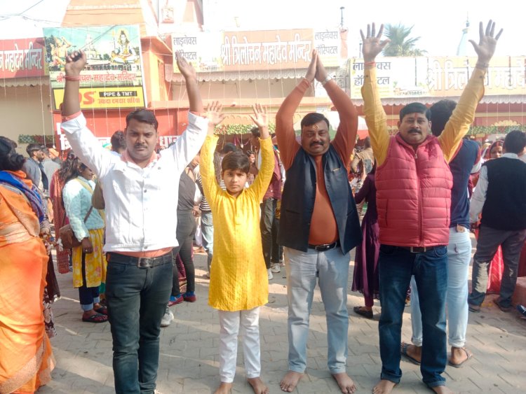 महाशिवरात्रि पर जौनपुर के शिवालयों में उमड़ा आस्था का सैलाब, त्रिलोचन महादेव में डेढ़ किमी लम्बी कतार