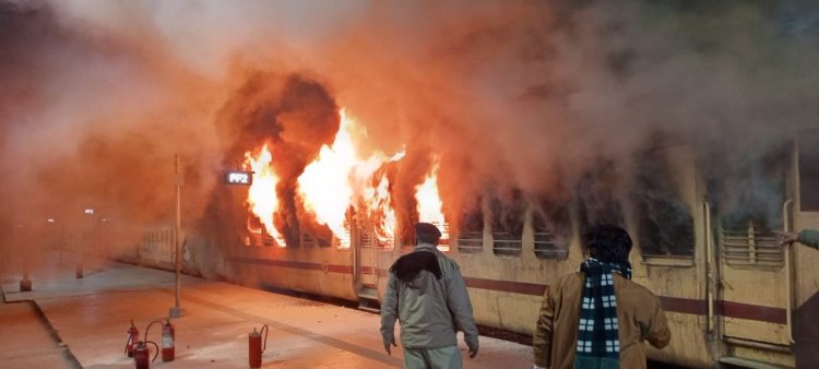 पश्चिम बंगाल में कटवा स्टेशन पर खड़ी ट्रेन में लगी आग, बाहर से साजिश की आशंका