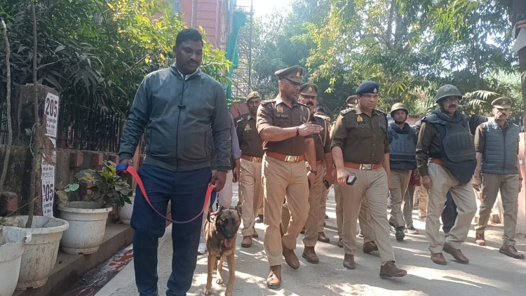 वाराणसी : बम से उड़ाने की धमकी पर कचहरी परिसर में चला सघन चेकिंग अभियान