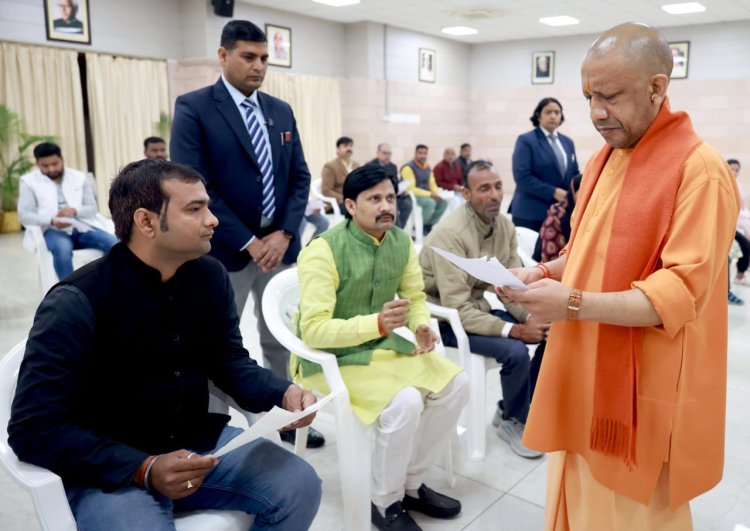 जनपद स्तर पर समस्याओं का निस्तारण सुनिश्चित करें अधिकारी : मुख्यमंत्री योगी