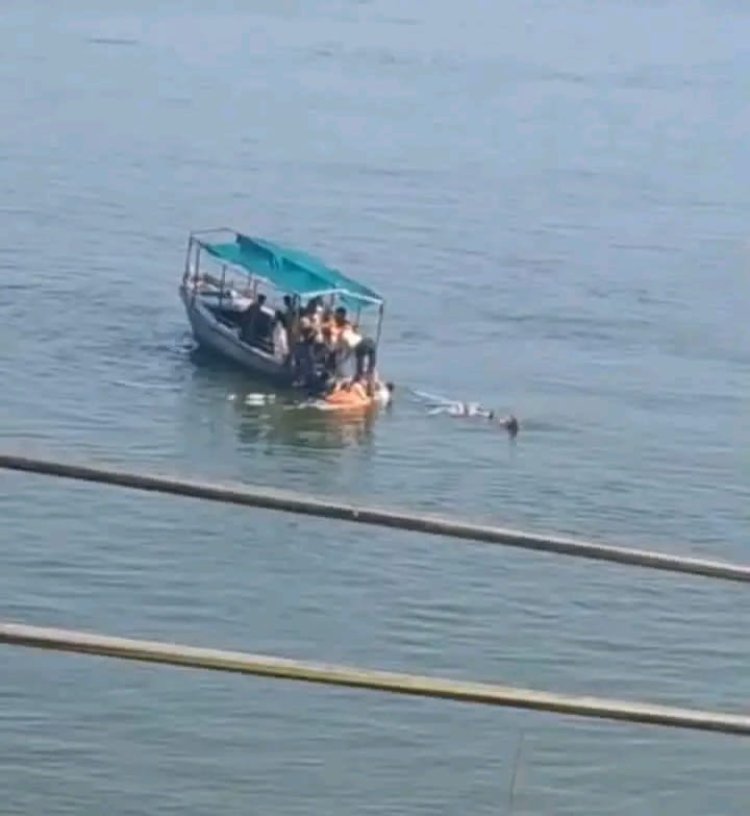 वाराणसी: तुलसीघाट के सामने दो नावों में टक्कर, छोटी नाव डूबी,सभी यात्री सुरक्षित