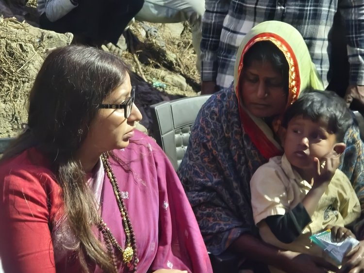 मृतक राजेश निषाद के परिवार से मिली पूर्व महापौर अभिलाषा गुप्ता