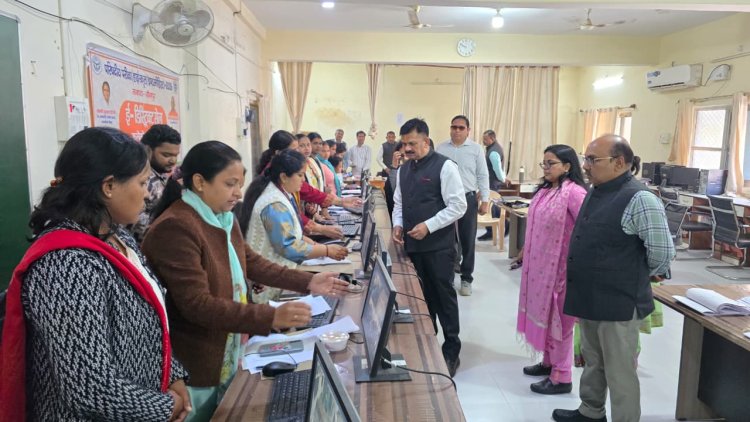 कड़ी निगरानी में बोर्ड परीक्षा शुरू, डीएम ने किया ई-डिस्ट्रिक्ट सेल का निरीक्षण