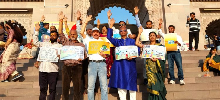 वाराणसी घुमने आए पर्यटकों से गंगा में लाइफ जैकेट पहनकर नाव में बैठने की अपील