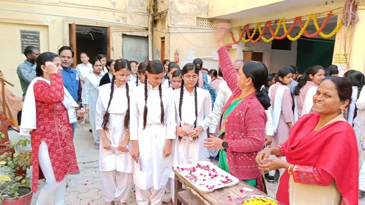 वाराणसी में कड़ी सुरक्षा के बीच यूपी बोर्ड की परीक्षाएं शुरू, छात्राओं पर पुष्पवर्षा