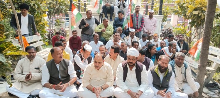 वाराणसी:विधानसभा का घेराव करने जा रहे कांग्रेस कार्यकर्ताओं पर लाठीचार्ज के विरोध में सत्याग्रह