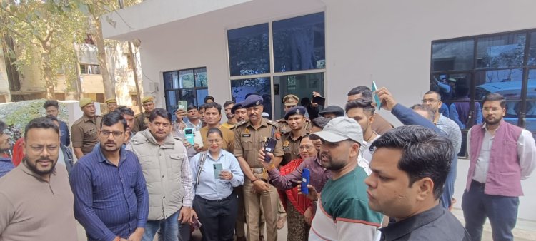 कानपुर पुलिस ने 151 मोबाइल फाेन रिकवर किए, वास्तविक मालिकों को लाैटाये