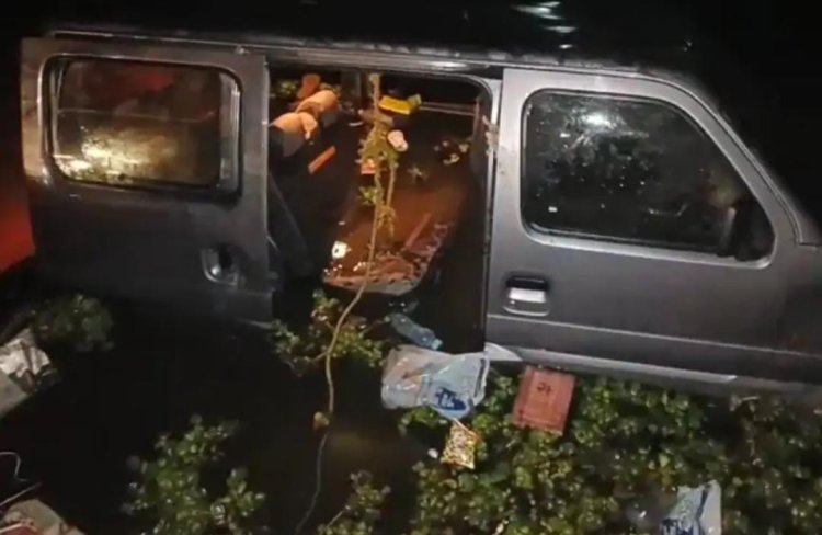 वैन तालाब में गिरी, मासूम समेत चार की मौत
