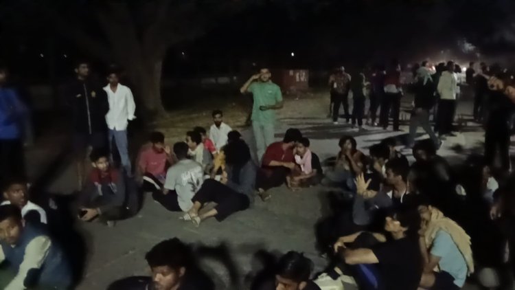 बीएचयू में बिरला ‘ए’ हॉस्टल के सामने हवाई फायरिंग, छात्रों का प्रदर्शन