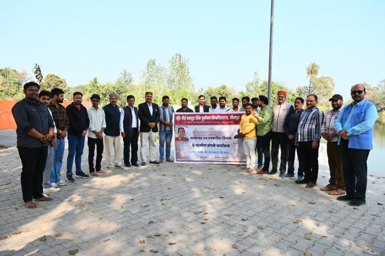 विश्वविद्यालय के छात्रों ने संपर्क कार्यक्रम में जाना ग्रामीण परिवेश और इतिहास