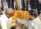 हादसे में मां की ममता बनी ढाल, टक्कर के बाद भी गोद से नहीं छूटा दुधमुंहा बच्चा