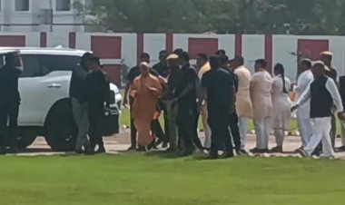 वाराणसी पहुंचे मुख्यमंत्री योगी, पुलिस लाइन में किया गया स्वागत