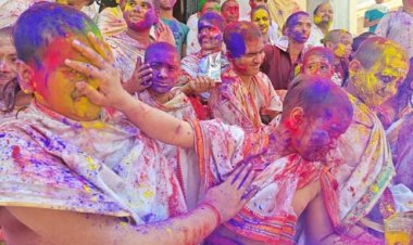 परीक्षा खत्म होते ही घर जाने के पहले वेद छात्रों ने जमकर उड़ाये गुलाल