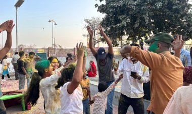 मलिन बस्ती के बच्चों संग फूलों और प्राकृतिक रंगों से मनी होली