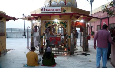 प्रयागराज में चंद्र ग्रहण का साया: मनकामेश्वर समेत प्रमुख मंदिरों के पट बंद