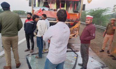 यमुना एक्सप्रेस-वे पर डबल डेकर बस ने कार में मारी टक्कर, 6 की मौत