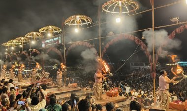 खंडग्रास चंद्रग्रहण के चलते दशाश्वमेध घाट पर एक घंटे देर से हुई विश्व प्रसिद्ध गंगा आरती