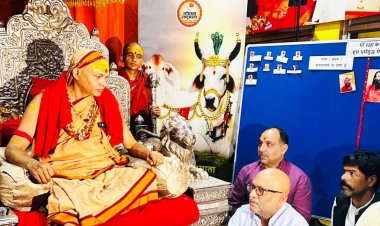 होली के दूसरे दिन प्रदेश कांग्रेस अध्यक्ष ने श्रीविद्यामठ में शंकराचार्य से लिया आशीर्वाद