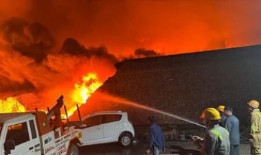 पेंट और स्क्रैप फैक्ट्री में लगी भीषण आग, बुझाने में लगीं एक दर्जन दमकल गाड़ियां