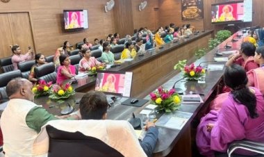 मुख्यमंत्री के महत्वपूर्ण कथनों को डायरी में नोट करती रहीं महिलाएं