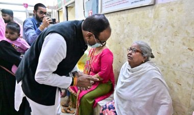 मास्क लगाकर चिनहट सीएचसी पहुंचे उपमुख्यमंत्री ब्रजेश पाठक, गंदगी देख भड़के